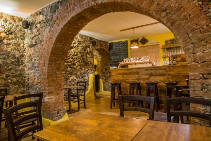 Foto Negozio a Sarzana Centro di 80 m² con 4 locali in affitto
