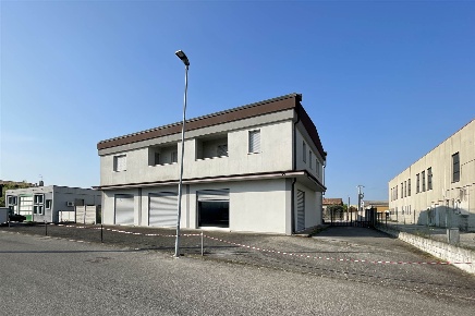 Foto Locale commerciale a Borgo Virgilio Magri di 860 m² con 3 locali