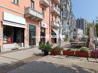 Foto Attività commerciale in Corso Repubblica  104, Arona Centro di 35 m²