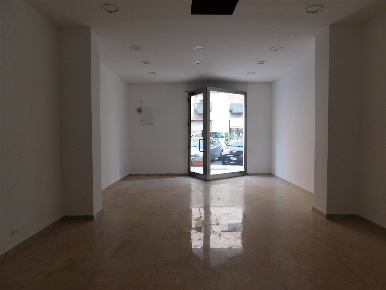 Foto Negozio in Via Francesco Paolo di Blasi 4, Palermo di 150 m²