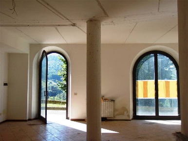 Foto Locale commerciale a Borgo San Lorenzo Ronta di 140 m² con 1 locali