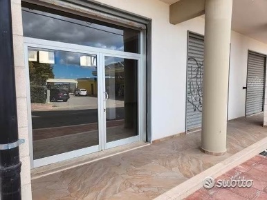 Foto Attività commerciale in via Partigiani Caduti 19, Grottaglie di 234 m²