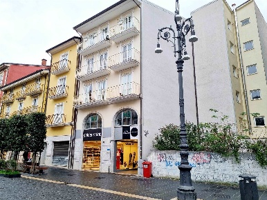 Foto Negozio in Corso Vittorio Emanuele  78, Avellino di 51 m² con 1 locali
