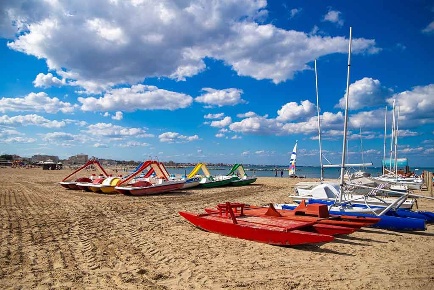 Foto Hotel a Rimini di 1050 m² con 18 locali in vendita