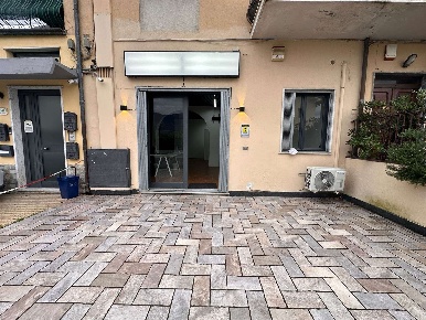 Foto Locale commerciale a Luni Casano Dogana Isola di 60 m² con 2 locali