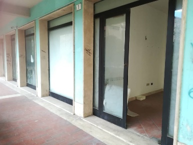 Foto Negozio in via carrara, Terni Centro Storico di 39 m² con 3 locali
