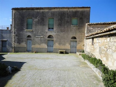 Foto Struttura sanitaria a Ragusa di 718 m² con 17 locali in vendita