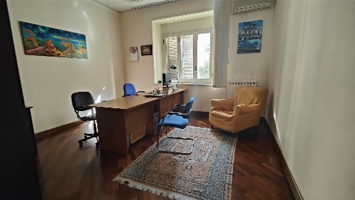 Foto Appartamento in via Riccardo Misasi, Cosenza Centro di 155 m²