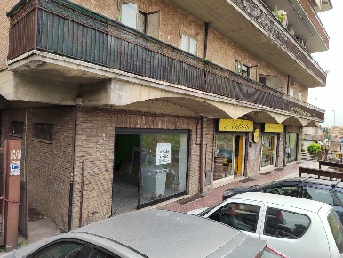 Foto Negozio a Mentana Centro di 95 m² con 1 locali in affitto