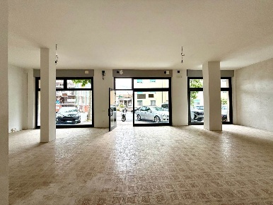 Foto Attività commerciale in Via Vincenzo Bellini 2, Cecina Cecina Centro