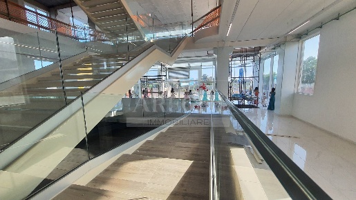 Foto Negozio a Salerno Zona Industriale - San Leonardo di 4000 m²