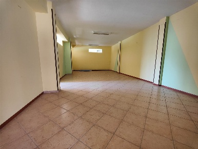 Foto Negozio a Serino di 400 m² con 5 locali in affitto