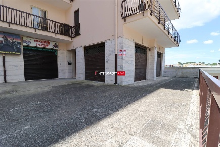 Foto Negozio in Viale della Libertà 127, Martina Franca di 100 m²