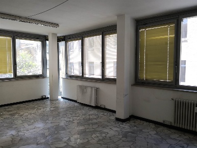 Foto Ufficio in Via San Antonino, Bergamo Centro di 547 m² in vendita