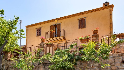 Foto Attività commerciale in c/da Montagnola snc, Pollina di 600 m²