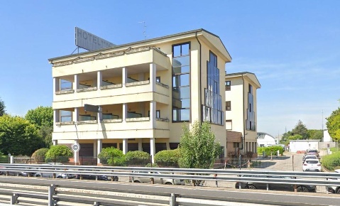 Foto Ristorante in Via Trento 32, Vimercate Torri Bianche di 390 m²