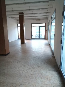 Foto Negozio in VIA ROMA, Rottofreno Centro di 80 m² con 1 locali