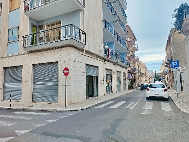 Foto Negozio in Via Dante Alighieri 40, Putignano di 62 m² con 2 locali