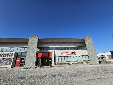 Foto Negozio in Via Vasari, Foligno Viale Firenze, Paciana di 550 m²