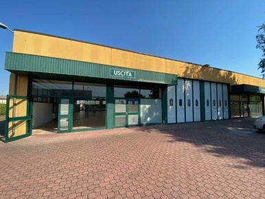 Foto Locale commerciale a Poggio Rusco Centro di 1000 m² con 4 locali