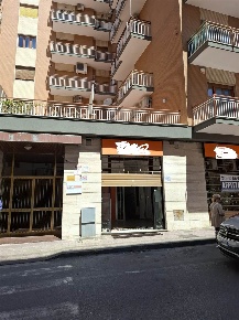 Foto Negozio in via F. Crispi, Salerno Carmine di 100 m² con 2 locali