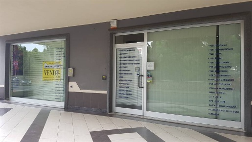 Foto Negozio a Iglesias Centro di 216 m² con 3 locali in vendita