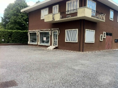 Foto Negozio a Mantova Dosso del Corso - Chiesanuova di 390 m² con 3 locali