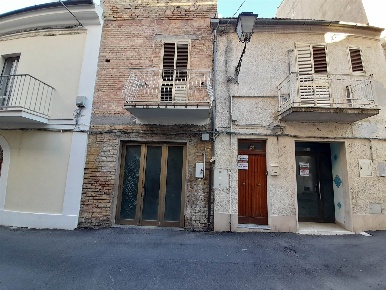 Foto Locale commerciale in Via Naumacnia, Vasto di 60 m² con 3 locali