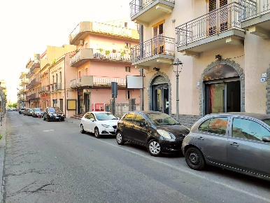 Foto Locale commerciale a Aci Catena Centro di 30 m² con 2 locali