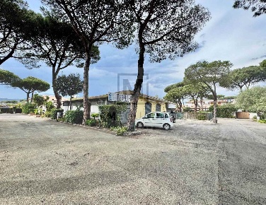 Foto Locale commerciale in viale dei Pini, Fondi Rio Claro di 193 m²