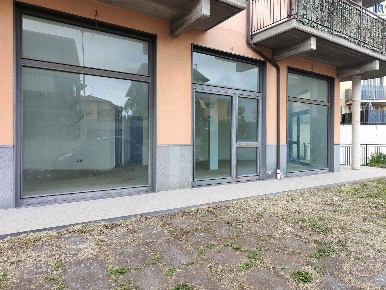 Foto Negozio in Viale Giovanni XXIII 23, Camporotondo Etneo Centro di 64 m²