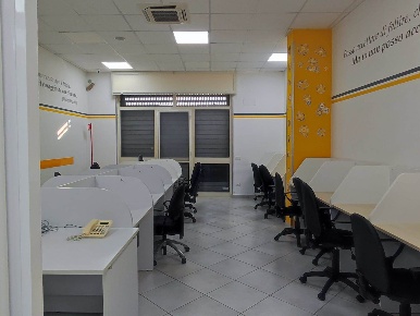Foto Ufficio a Aversa di 216 m² con 8 locali in vendita