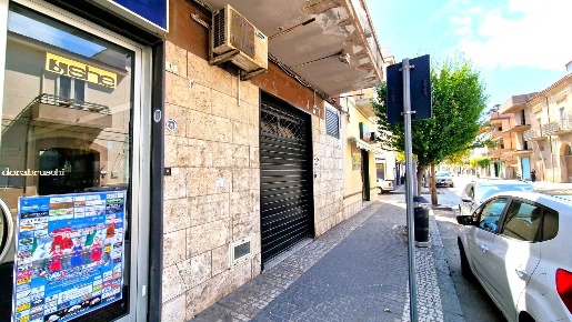 Foto Negozio in VIALE MARGHERITA  43, Mondragone di 37 m² con 1 locali