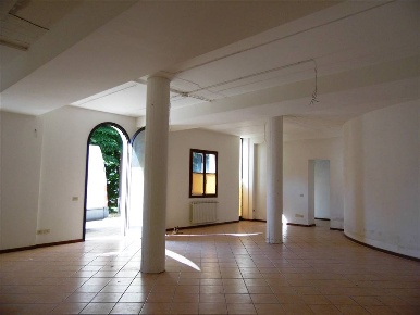 Foto Negozio a Borgo San Lorenzo di 108 m² con 1 locali in affitto