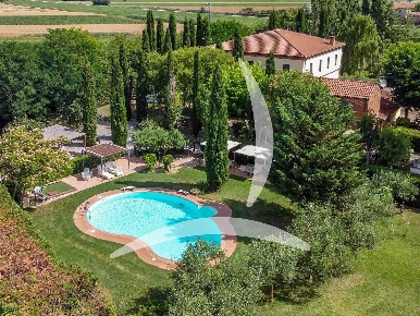 Foto Agriturismo a Montepulciano Centro di 500 m² con 15 locali in vendita