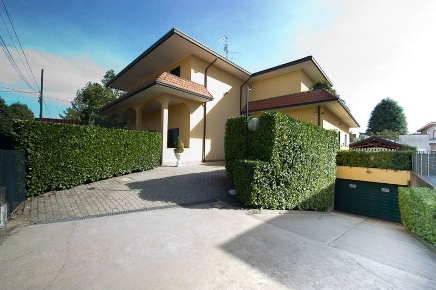 Foto Attività commerciale in Via Padova 8, Cardano al Campo di 720 m²