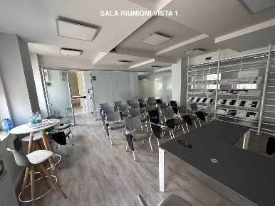 Foto Ufficio a Milano Famagosta di 340 m² con 10 locali in affitto