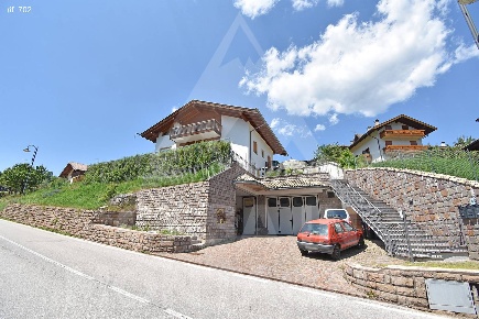 Foto Magazzino a Castello-Molina di Fiemme di 145 m² con 4 locali