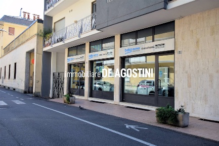 Foto Negozio in Via Giacomo Ponti  1, Arona Centro di 120 m² con 1 locali