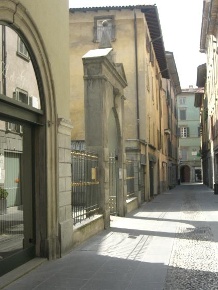 Foto Negozio in via S. Orsola  16, Bergamo Centro di 85 m² con 2 locali