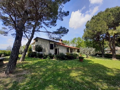 Foto Villa unifamiliare a Quarrata di 300 m² con 10 locali in vendita