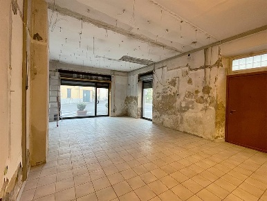 Foto Negozio in Via Burago, Vimercate Vimercate Sud di 97 m² con 2 locali