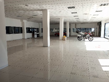 Foto Locale commerciale a Aulla Centro di 1800 m² con 10 locali in affitto