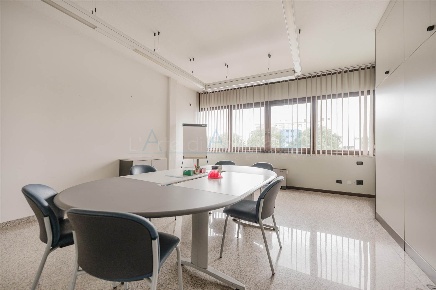 Foto Ufficio a Padova Zona Industriale di 295 m² con 13 locali in vendita