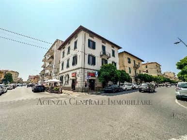 Foto Negozio a Grosseto Stazione - Via Roma di 60 m² con 2 locali