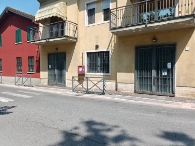 Foto Negozio a Crema Zona Agricola, Frazioni Minori di 120 m² con 2 locali