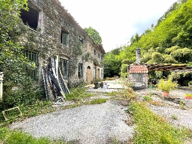 Foto Locale commerciale a Massarosa Camaiore Paese di 800 m² con 26 locali