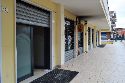 Foto Negozio in Via Gran Bretagna  12, Santa Maria Capua Vetere di 70 m²