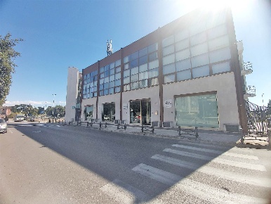 Foto Negozio in Via Repubblica 36, Noci Centro di 295 m² con 1 locali