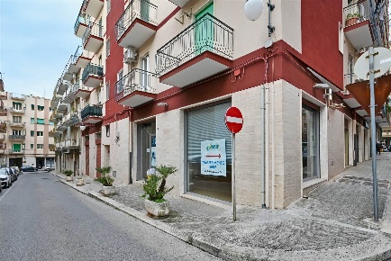 Foto Negozio in Via Antonio Karusio 46, Putignano di 50 m² con 2 locali